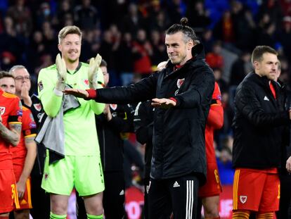 Gareth Bale agradece el apoyo a la afición de Gales el sábado después del partido contra Bielorrusia en Cardiff.