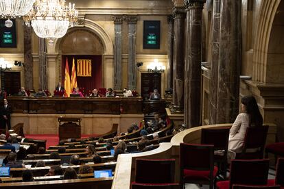 La expresidenta del Parlament, Laura Borràs, sigue el pleno desde el palco de invitados, este miércoles.