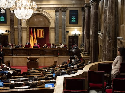 La expresidenta del Parlament, Laura Borràs, sigue el pleno desde el palco de invitados, este miércoles.