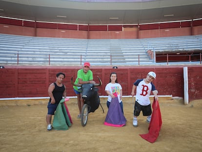 Fabio Pavón, Juan Bermejo, Patricia Rotundo y Anderson Torres, en un ensayo del espéctaculo Popeye Torero, en la plaza de toros de Parla.