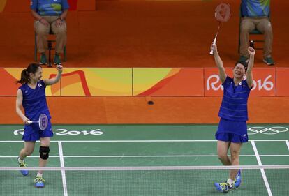 Misaki Matsutomo y Ayaka Takahashi del equipo japonés de bádminton, celebran la victoria contra las surcoreanas Jung Kyung-Eun y Shin Seung-Chan.