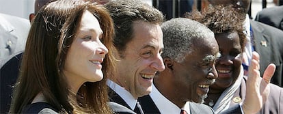 Bruni y Sarkozy, junto a Thabo Mbeki, durante el recibimiento en el Palacio Presidencial en Ciudad del Cabo.