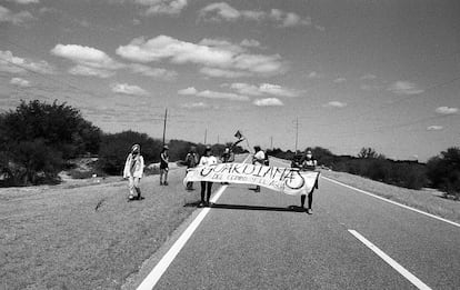 Un grupo de mujeres de asambleas ambientales y comunidades de pueblos originarios caminando en la ruta a setenta kilómetros de Andalgalá, el pasado 23 de abril.