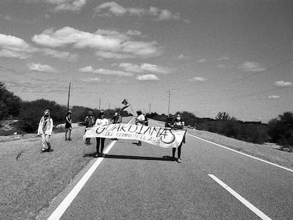 Un grupo de mujeres de asambleas ambientales y comunidades de pueblos originarios caminando en la ruta a setenta kilómetros de Andalgalá, el pasado  23 de abril.