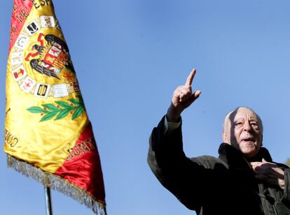 Blas Piñar, interviene, en la concentración de homenaje a Francisco Franco y José Antonio Primo de Rivera, convocada por la Confederación Nacional de Combatientes en la Plaza de Oriente de Madrid. 18 de noviembre de 2007.