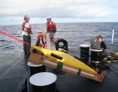 Un planeador de exploración submarina en la cubierta del barco nodriza.