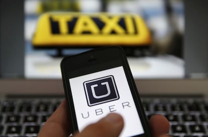 O aplicativo Uber em um celular. / KAI PFAFFENBACH  (REUTERS)