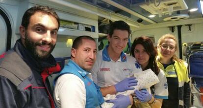 El equipo sanitario que asistió a la niña.