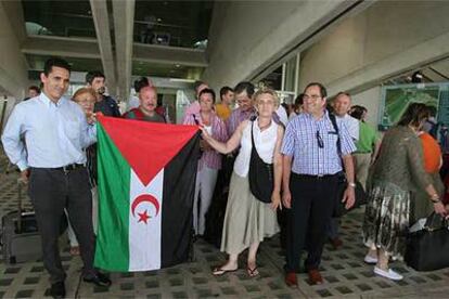 Gurutze Irizar sostiene la bandera de la República Árabe Democrática Saharaui (RASD), ayer junto al grueso de la expedición en Loiu.