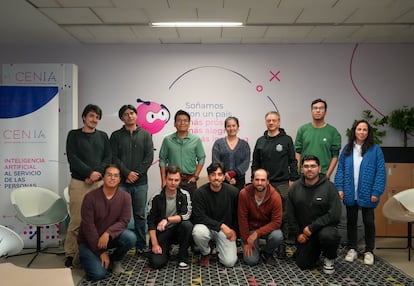 Álvaro Soto director de CENIA (centro) con el equipo del proyecto Latam-GPT que estará centrado en América Latina y el Caribe