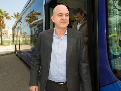 El presidente del Consell de Ibiza, Vicent Marí, durante la presentación de seis autobuses híbridos, el pasado 10 de febrero de 2023 en Ibiza.