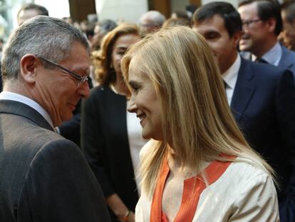 Cristina Cifuentes, saluda a uno de sus antecesores en el cargo, Alberto Ruiz Gallardón, en la Real Casa de Correos en mayo de 2016.