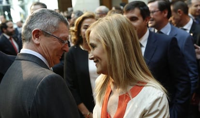 Cristina Cifuentes, saluda a uno de sus antecesores en el cargo, Alberto Ruiz Gallard&oacute;n, en la Real Casa de Correos.