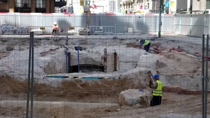 Pozo de acceso original a la estación de metro de Gran Vía que ha aparecido este martes.