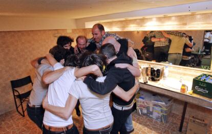 El grupo se abraza anoche en el camerino de La Riviera, poco antes del concierto.