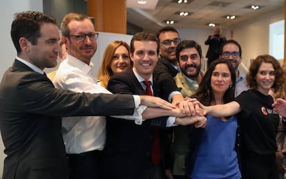 Pablo Casado, en junio de 2018, tras presentar sus avales para participar en las primarias del PP, rodeado de los que entonces eran sus apoyos, entre otros, Isabel Díaz Ayuso y Javier Maroto.