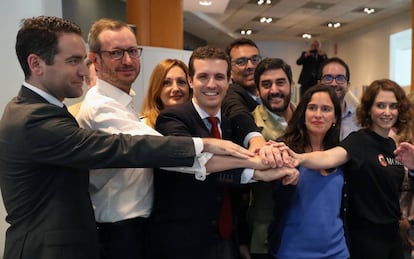 Pablo Casado, en junio de 2018, tras presentar sus avales para participar en las primarias del PP, rodeado de los que entonces eran sus apoyos, entre otros, Isabel Díaz Ayuso y Javier Maroto. 