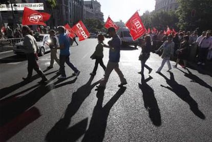 Un piquete informativo de CC OO y UGT se manifiesta en la calle de Alcalá.