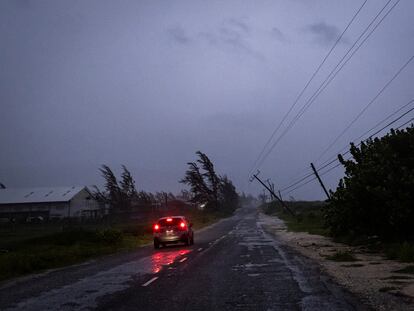 Un auto viaja por la costa sur de Jamaica durante el paso del huracán, el 3 de julio.