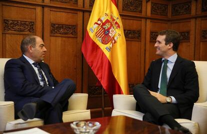 MADRID, 26/09/2018.- Fotografía faciliada por el PP del líder del partido, Pablo Casado (d), durante la reunión que ha mantenido con el presidente de ATA, Lorenzo Amor, hoy en Madrid. EFE