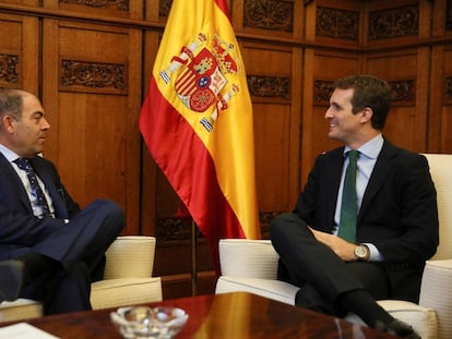 MADRID, 26/09/2018.- Fotografía faciliada por el PP del líder del partido, Pablo Casado (d), durante la reunión que ha mantenido con el presidente de ATA, Lorenzo Amor, hoy en Madrid. EFE