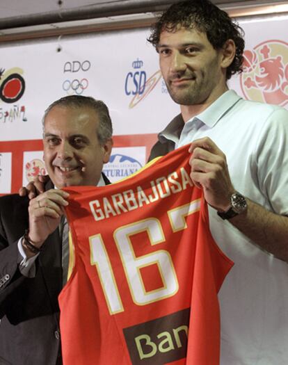 Jorge Garbajosa recibe una camiseta durante su despedida