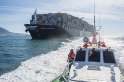 El bote 'Getares Uno', con el 'MSC Ariane' al fondo.