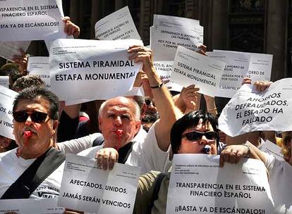 Manifestación en Valencia de afectados por la estafa de Afinsa en junio de 2006.