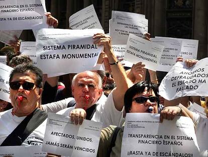 Manifestación en Valencia de afectados por la estafa de Afinsa en junio de 2006.