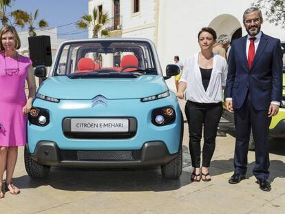 El E-Mehari, el nuevo modelo del grupo franc&eacute;s PSA, en la isla de Formentera.