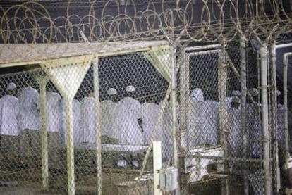 Un grupo de prisioneros reza en la base militar de Guantánamo en noviembre de 2008.