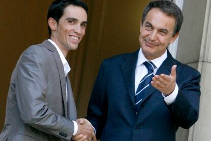 Contador y Zapatero se dan la mano.