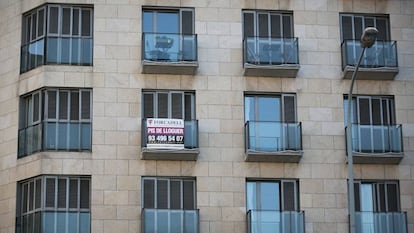 Un edificio con un piso en alquiler en la plaza Universitat de Barcelona