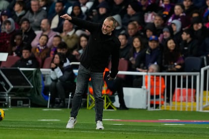 El entrenador del FC Barcelona, Hansi Flick, durante el partido de LaLiga ante la Real Sociedad, este domingo en el estadio Olímpico de Montjuic de Barcelona.