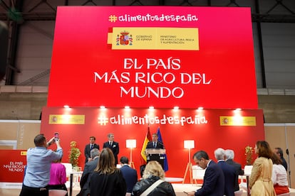 El Salón Gourmets celebra desde este lunes y hasta el jueves una edición de récord en Ifema (Madrid), donde cuenta con una superficie equivalente a diez campos de fútbol en la que 20.000 expositores presentarán más 55.000 productos. La feria más exclusiva de Europa dedicada al producto delicatessen se expandirá por cinco pabellones, dos más que el año pasado. Se espera la presencia de 100.000 visitantes profesionales y la generación de un volumen de negocio superior a los 200 millones.