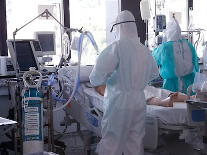 Profesionales sanitarios atienden a pacientes con la Covid-19 en el hospital Vall d'Hebron, este lunes en Barcelona.