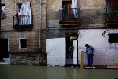 Residents in Tudela examine the flooding on Sunday.