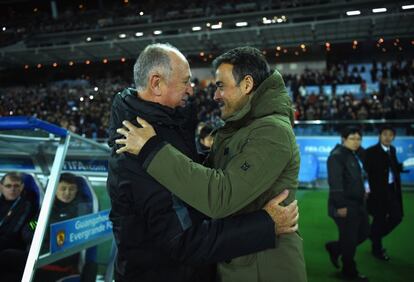 Luis Enrique y Felipe Scolari se saludan antes del comienzo de la semifinal del Mundialito entre Barcelona y Guangzhou.