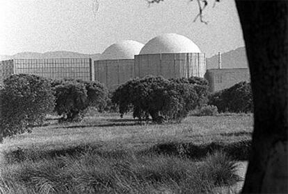 Vista de las cpulas de los dos reactores de la central nuclear de Almaraz (Cceres).