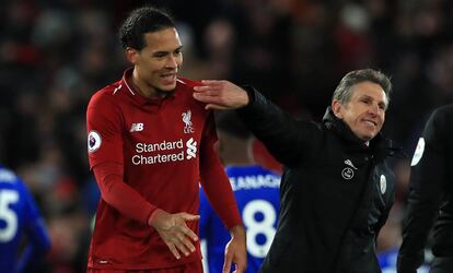 Claude Puel bromea con Van Dijk tras un partido de Premier.