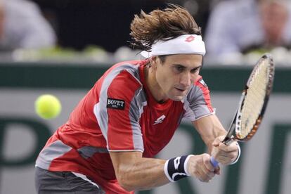 David Ferrer returns the ball to Jerzy Janowicz of Poland during their final match on Sunday in Paris.