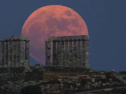 La luna de fresa vista desde Atenas (Grecia).