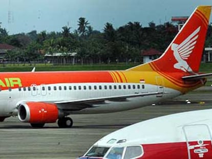 Un avión de la compañía indonesia Adam Air en el aeropuerto internacional de Yakarta.
