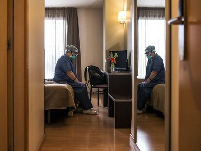 La tècnica d'infermeria Joana Martínez a la seva habitació de l'Hotel Palau, de Girona.