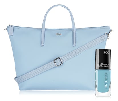 Un suave soplo de azul cielo aporta un coqueto aire de ingenuidad. Laca Art Couture Heaven, de Artdeco, y bolso Lacoste.
