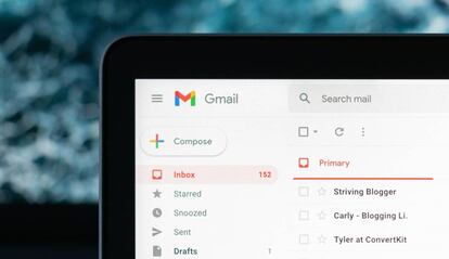 Logo de Gmail en un portátil