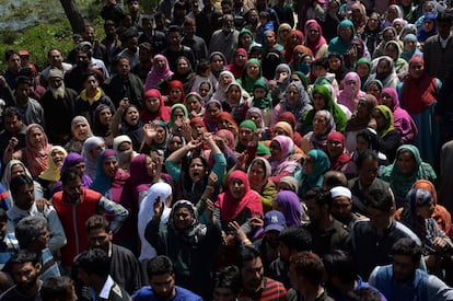 Ciudadanos de Cachemira gritan consignas a favor de la libertad durante el funeral del taxista Ali Muhammad Dagga, que muriió cuando conducía por una zona de choques entre manifestantes y las fuerzas del Gobierno indio en Srinagar (India).
