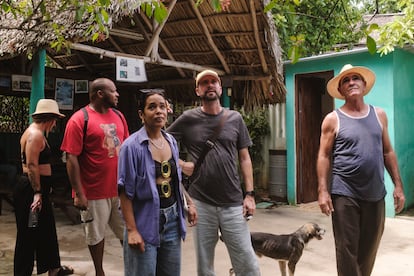 Los turistas visitan la casa de humor de Bernabé.