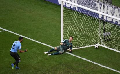 Luis Suarez (i) celebra el gol de su compañero Diego Laxalt durante el partido contra Rusia.