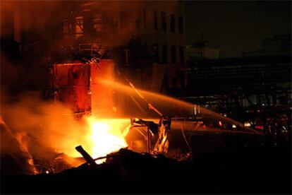 Los bomberos intentan sofocar el virulento fuego en la planta química de la provincia nororiental china de Jilin.